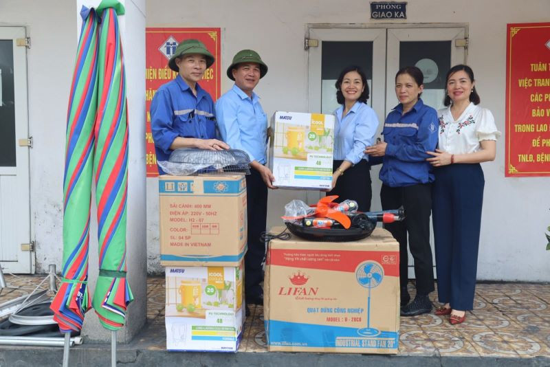 Công đoàn Công ty Cổ phần Than Hà Tu trao tặng trang thiết bị chống nắng cho người lao động.