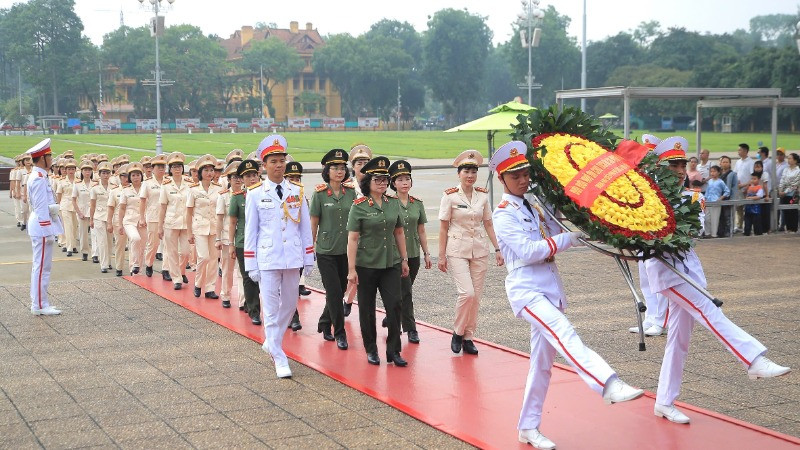 Lễ báo công và vào Lăng viếng Bác.