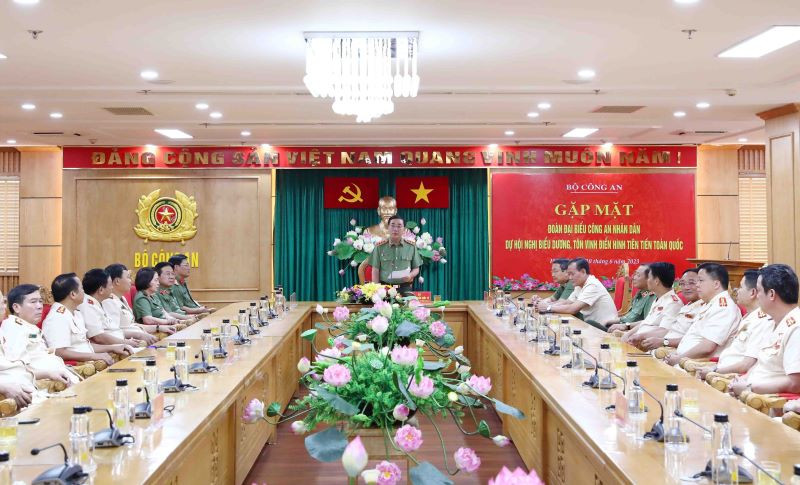 Các đại biểu tại Hội nghị biểu dương.