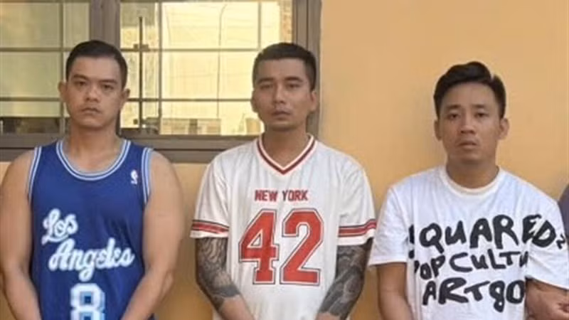 Các đối tượng bị bắt giữ (từ trái sang): Nguyễn Anh Duy, Đào Xuân Lộc, Nguyễn Tuấn Anh.