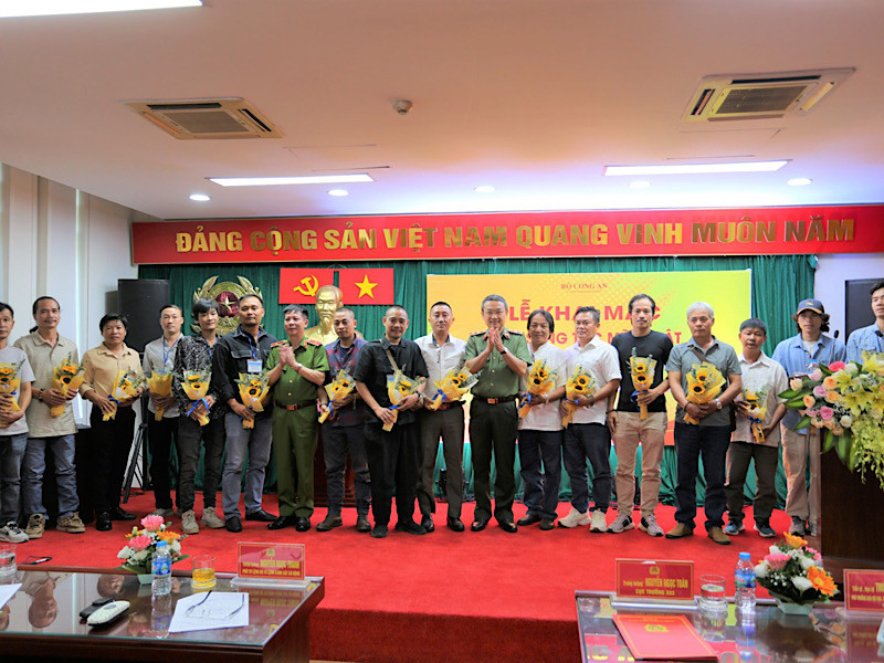 Trung tướng Nguyễn Ngọc Toàn, Cục trưởng Cục Công tác Đảng và công tác chính trị tặng hoa các tác giả tham gia Trại sáng tác.