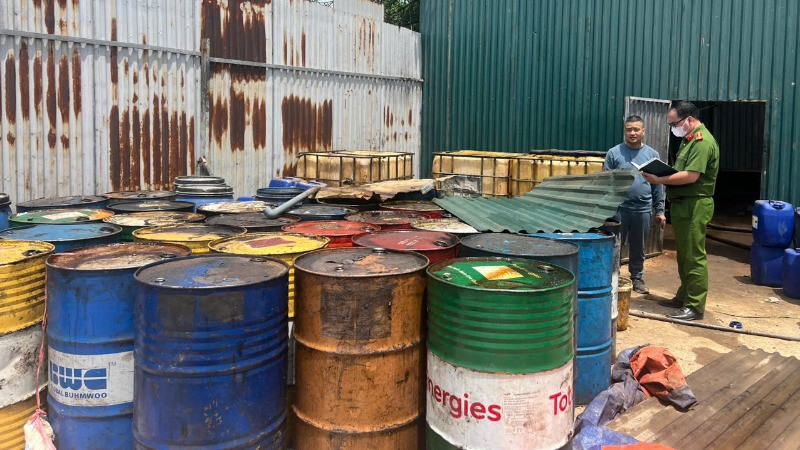 Bên trong cơ sở tái chế dầu thải của Bùi Quốc Giang tại xã Thiên Đức, huyện Gia Lâm.