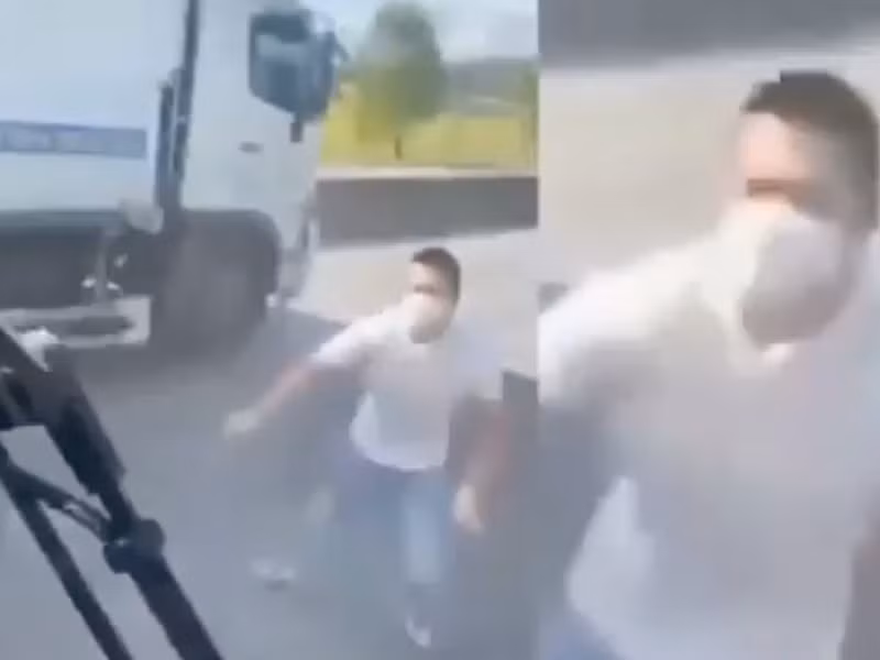 Đối tượng ném đá.