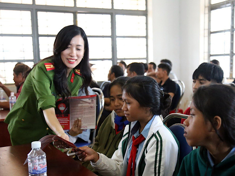 Phát tờ rơi tuyên truyền tác hại của ma túy.