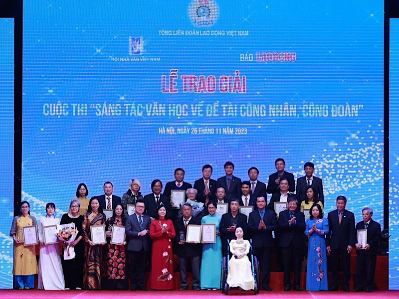 Lãnh đạo Đảng, Nhà nước chụp ảnh lưu niệm cùng các tác giả đoạt giải.