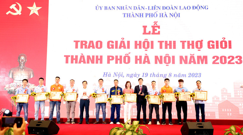 Trao giải Nhất các nghề cho các thí sinh.
