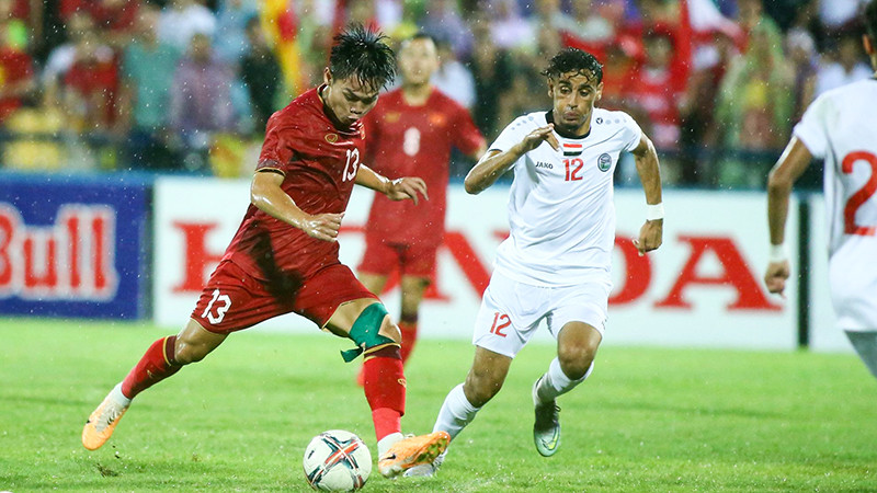 U23 Việt Nam (áo đỏ) thể hiện lối chơi kiểm soát bóng và tấn công trong trận đấu với U23 Yemen.