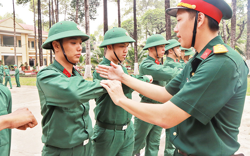 Huấn luyện điều lệnh đội ngũ cho các chiến sĩ mới.