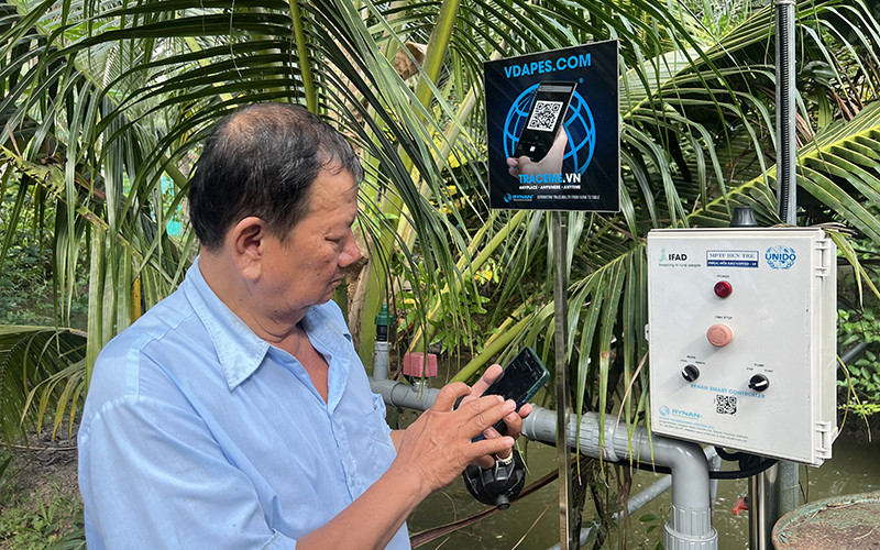 Hệ thống tưới nước tự động tại Hợp tác xã Bưởi da xanh Giồng Trôm (Bến Tre).