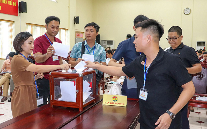 Một phiên đấu giá quyền khai thác mỏ cát Châu Sơn, huyện Ba Vì, Hà Nội. (Ảnh Hoàng sơn)