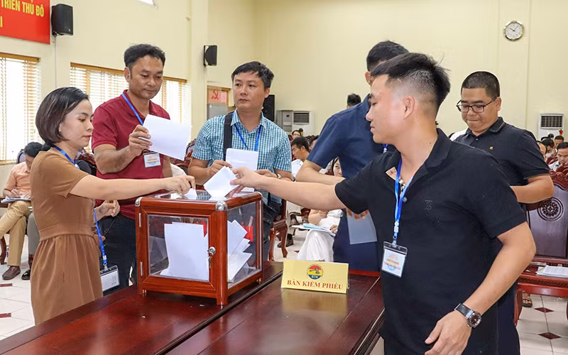 Một phiên đấu giá quyền khai thác mỏ cát Châu Sơn, huyện Ba Vì, Hà Nội. (Ảnh Hoàng sơn)