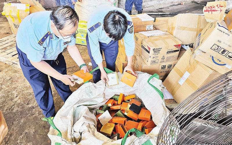 Lực lượng Quản lý thị trường thành phố kiểm tra hàng mỹ phẩm không rõ nguồn gốc. (Ảnh CTV)