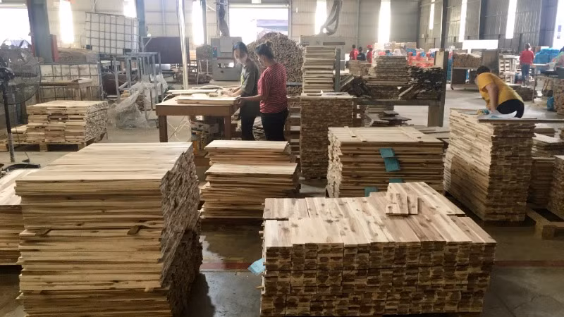 Sản xuất gỗ xuất khẩu tại Công ty cổ phần gỗ TAVICO (tỉnh Đồng Nai). (Ảnh VŨ HOÀNG)