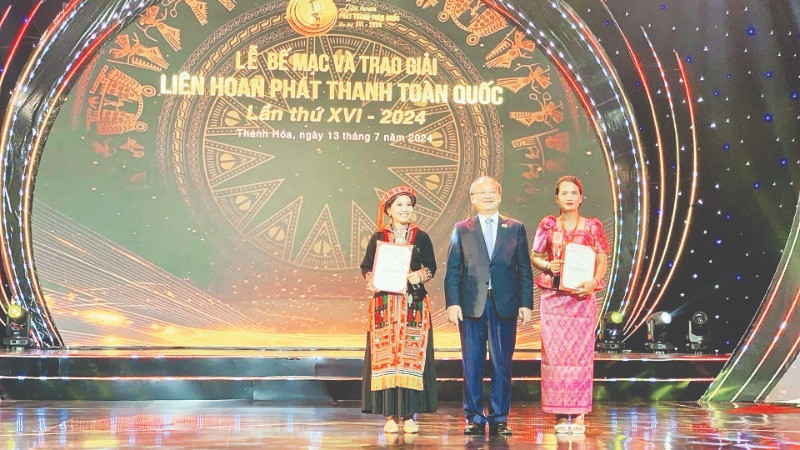 Biên dịch viên Nách Chan Nên (phải) nhận bằng khen tại Liên hoan Phát thanh toàn quốc năm 2024. (Ảnh CTV)