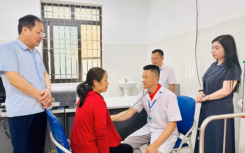 Cán bộ y tế xã Phiêng Khoài, huyện Yên Châu, tỉnh Sơn La khám bệnh cho người dân trong xã. (Ảnh TRUNG HIẾU)