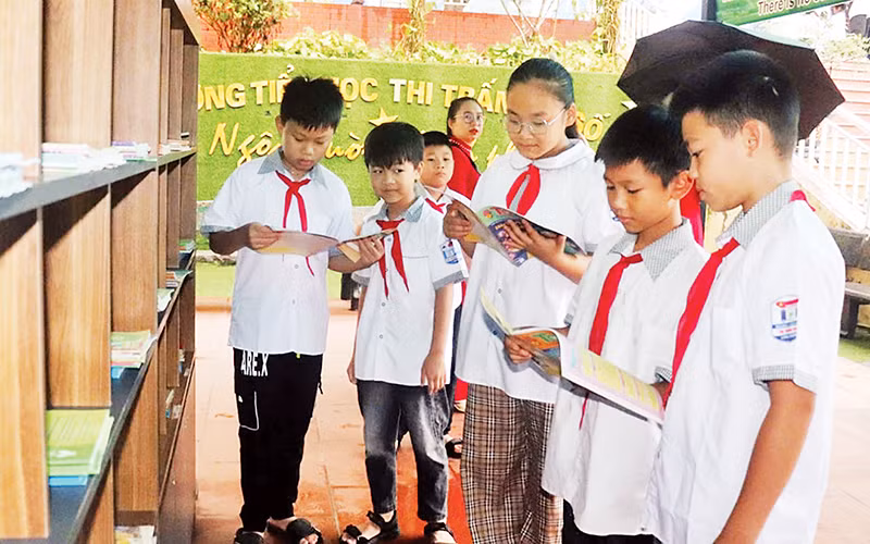 Học sinh Trường tiểu học thị trấn Vôi số 1 (Lạng Giang) đọc sách tại tủ sách nhà trường. (Ảnh Minh Thu)