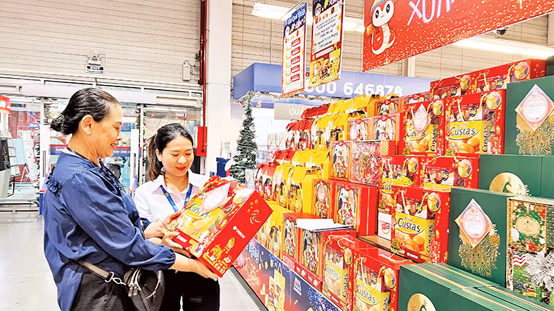 Quà Tết được trưng bày ở vị trí bắt mắt, thu hút người tiêu dùng mua sắm tại siêu thị MM Mega Market Bình Phú, Quận 6.