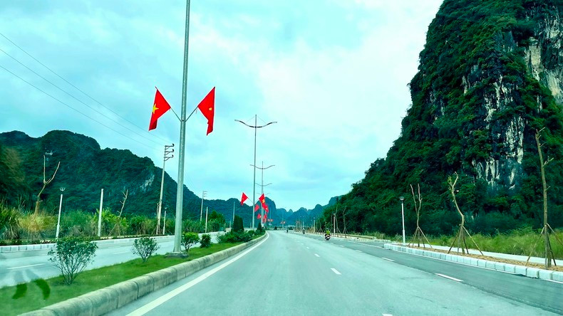 Tuyến đường bao biển Hạ Long-Cẩm Phả kết nối hai trung tâm du lịch lớn của tỉnh Quảng Ninh. (Ảnh Quang Thọ)