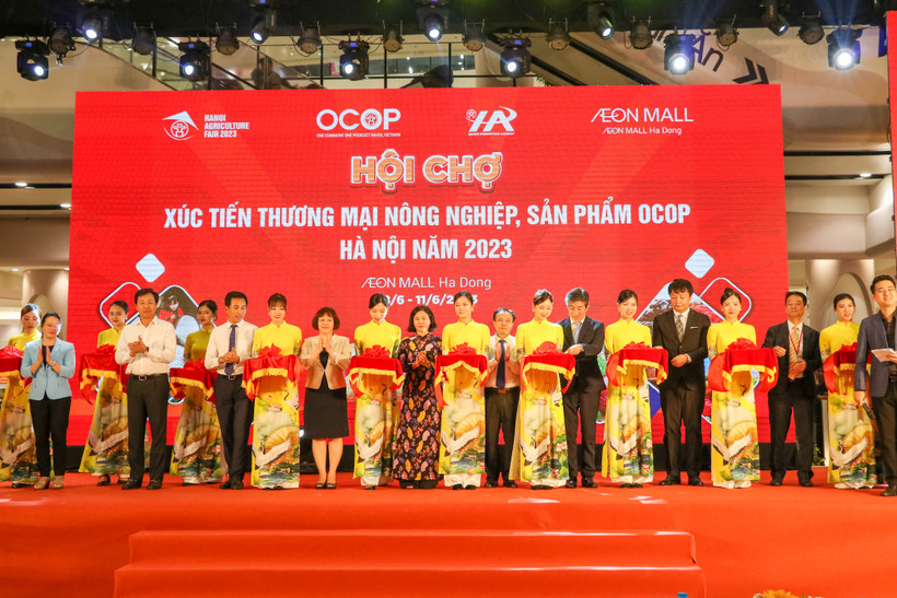 Lễ cắt băng khai mạc Hội chợ xúc tiến thương mại nông nghiệp, sản phẩm OCOP Hà Nội năm 2023. (Ảnh: NHẬT QUANG)