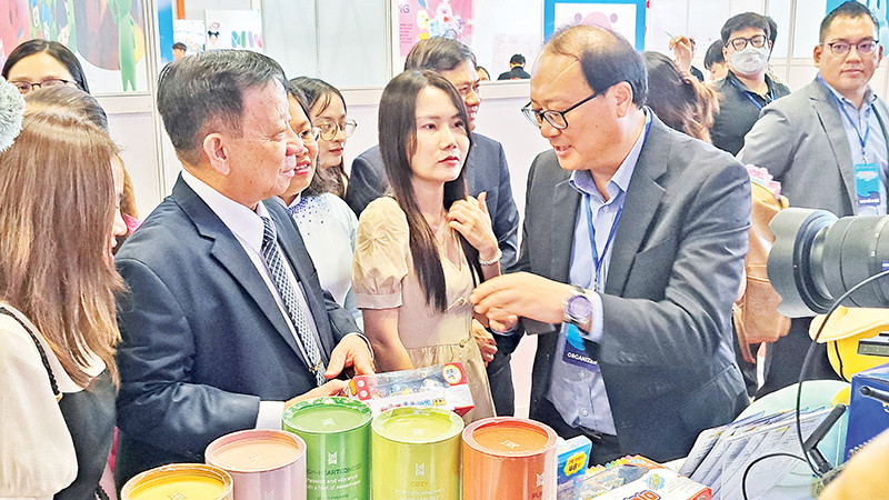 Các đại biểu tại Tuần lễ Văn hóa và Nhân vật quốc tế Việt Nam 2023 tổ chức tại Trung tâm Thương mại thế giới thành phố mới Bình Dương vào tháng 9/2023.