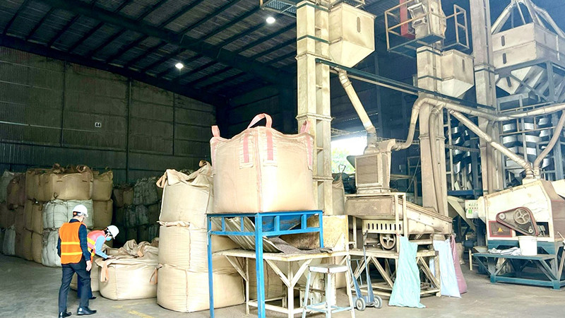 Kiểm tra sản phẩm tại kho hàng của Công ty 2/9 Đắk Lắk.