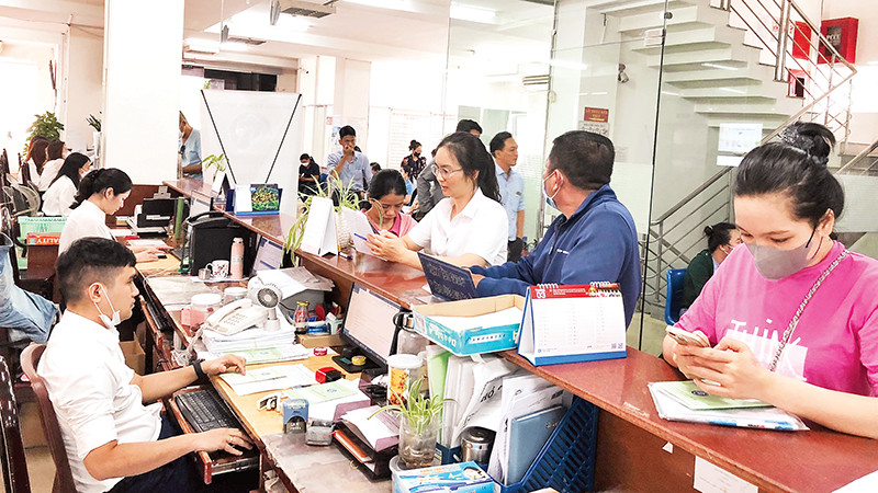 Thành phố sẽ thực hiện chính sách chi thu nhập tăng thêm nhằm tạo động lực cho cán bộ, công chức, viên chức và người lao động. Trong ảnh: Cán bộ cơ quan Bảo hiểm xã hội thành phố tiếp nhận hồ sơ của người lao động.