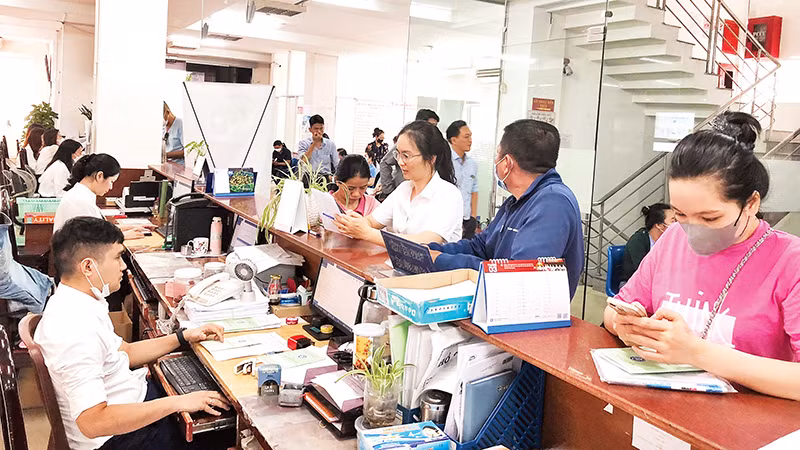 Thành phố sẽ thực hiện chính sách chi thu nhập tăng thêm nhằm tạo động lực cho cán bộ, công chức, viên chức và người lao động. Trong ảnh: Cán bộ cơ quan Bảo hiểm xã hội thành phố tiếp nhận hồ sơ của người lao động.