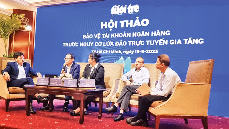 Các đại biểu trao đổi thông tin về các thủ đoạn lừa đảo qua mạng, giải pháp phòng ngừa rủi ro.