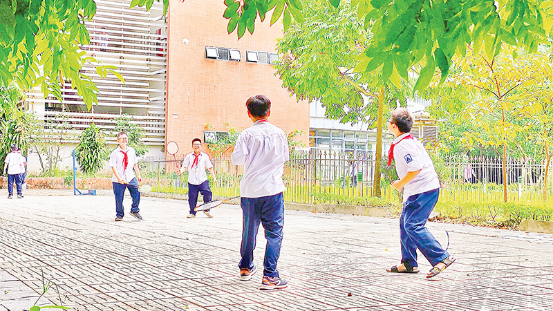 Các em học sinh vui chơi trong không gian xanh của Trường THPT Chuyên Hà Nội - Amsterdam.