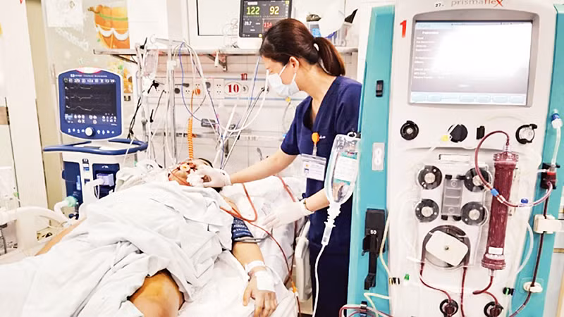 Bệnh nhân sốt xuất huyết được các bác sĩ Bệnh viện 19-8 điều trị hồi sức tích cực bằng kỹ thuật lọc máu.