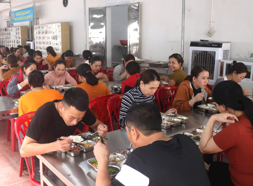 Công nhân Công ty cổ phần Thủy sản 5 sao (Quảng Bình) trong bữa ăn trưa. Ảnh: Xuân Hiếu