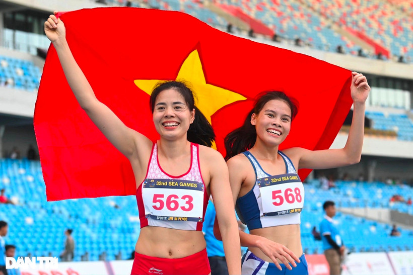 Nguyễn Thị Huyền (bên trái) chuyển sang vai trò huấn luyện sau thời gian thi đấu. Ảnh: Mạnh Quân