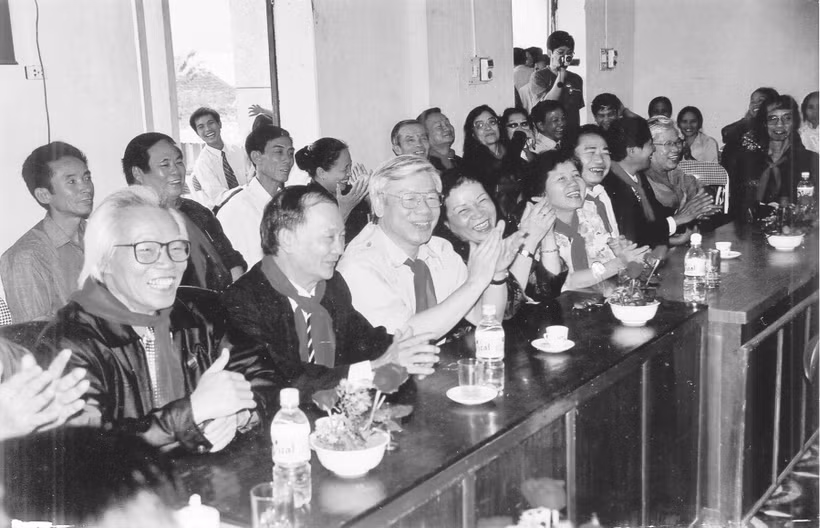 Lớp Văn Khóa 8 về thăm lãnh đạo và bà con xã Vạn Thọ, huyện Đại Từ, tỉnh Thái Nguyên, nơi sơ tán năm xưa. Ảnh: Tác giả cung cấp