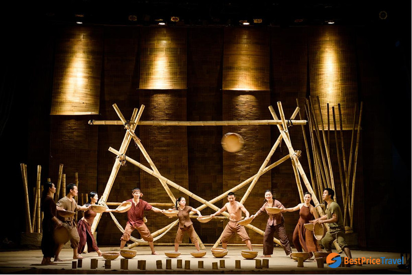 À Ố Show-chương trình nghệ thuật tại Thành phố Hồ Chí Minh rất được công chúng và khách du lịch yêu thích . Ảnh: Lune Production