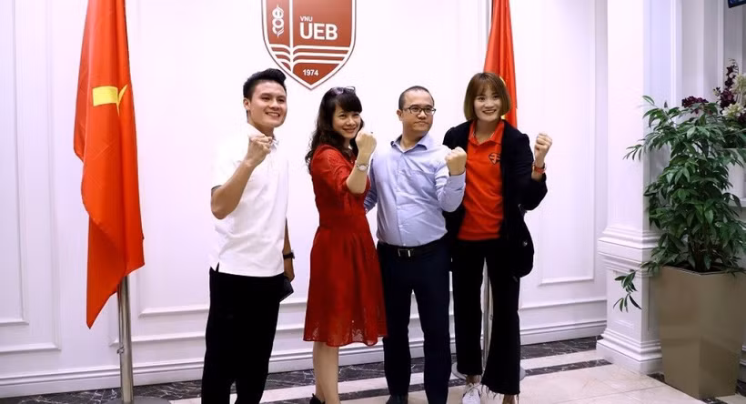 Trường đại học Kinh tế (Đại học Quốc gia Hà Nội) trao học bổng cho vận động viên có thành tích thể thao xuất sắc.