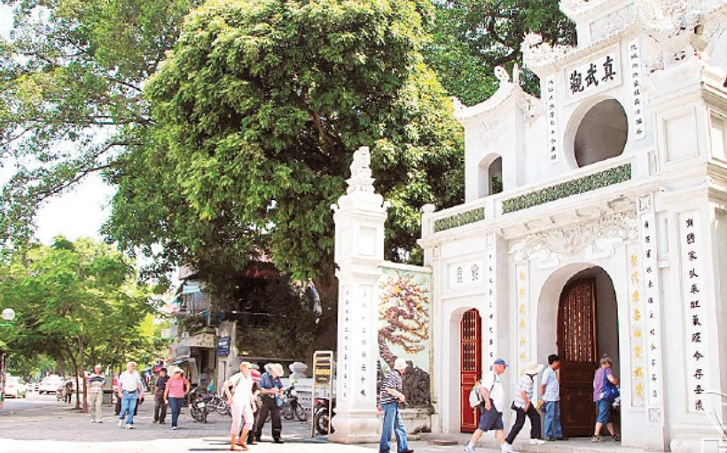 Khách du lịch quốc tế tham quan đền Quán Thánh.
