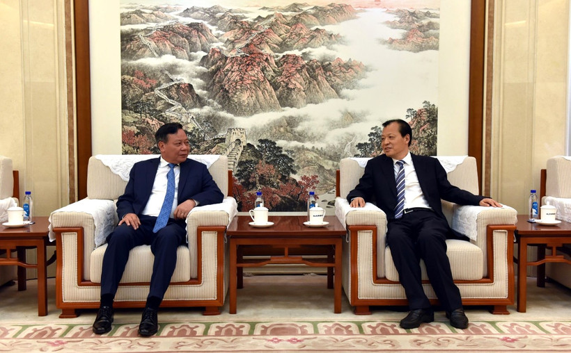Đồng chí Nguyễn Văn Phong, Phó Bí thư Thành ủy Hà Nội và đồng chí Lưu Vĩ, Ủy viên Trung ương Đảng, Phó Bí thư Thành ủy Bắc Kinh trao đổi ý kiến tại buổi hội kiến.