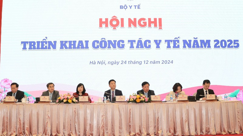 Phó Thủ tướng Lê Thành Long và lãnh đạo Bộ Y tế điều hành Hội nghị triển khai công tác y tế năm 2025.