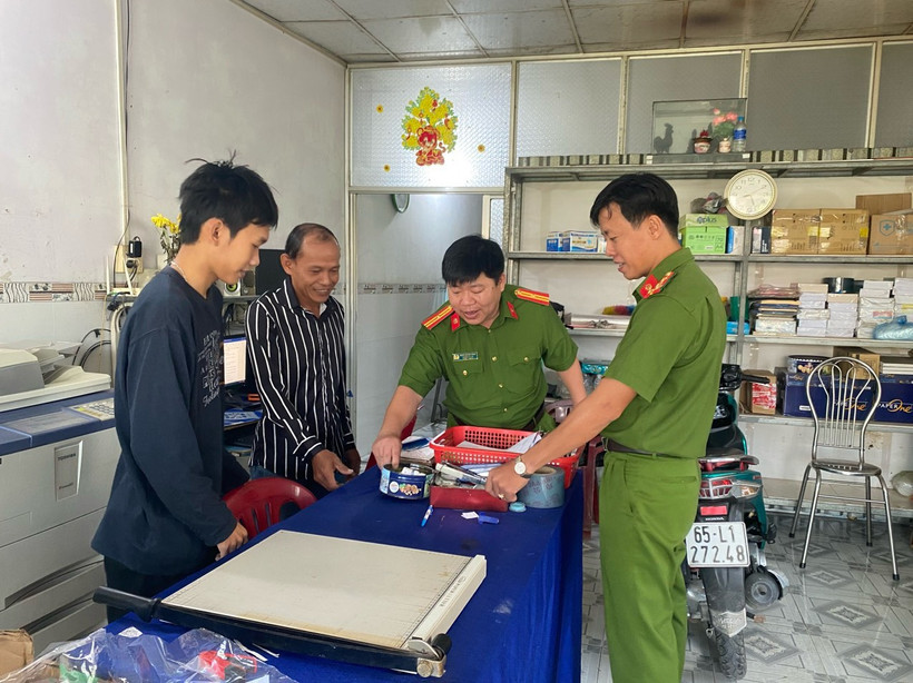 Thiếu tá Đặng Hoàng Hưng (thứ hai từ phải sang) và công an xã Thanh Quới kiểm tra công tác an ninh trật tự tại Tổ nhân dân tự quản ở ấp Qui Lân 5.