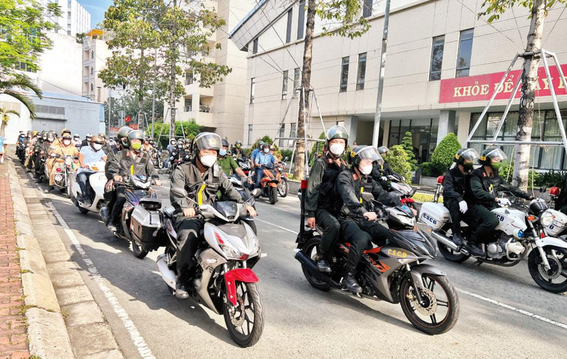 Các lực lượng Công an thành phố ra quân trấn áp các loại tội phạm dịp cuối năm. (Ảnh Thế Anh)
