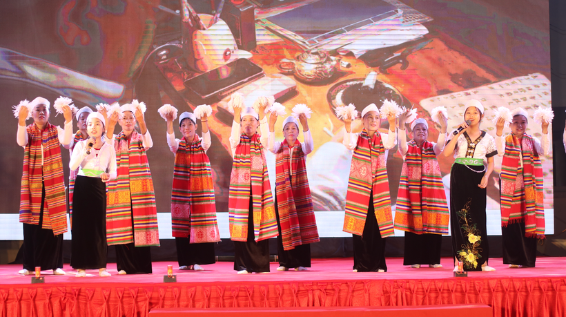 Biểu diễn văn nghệ tại Ngày hội.