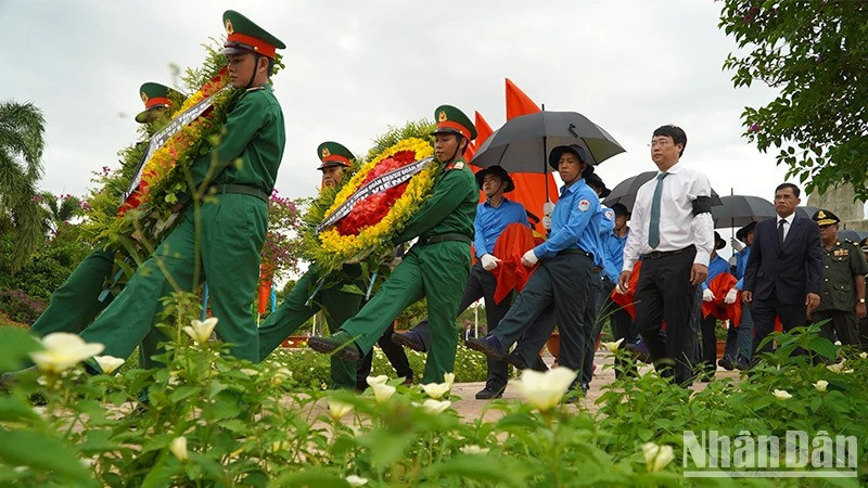 Đưa tiễn các anh về với đất mẹ. (Ảnh: HỮU NGHĨA)