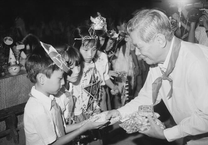 Tổng Bí thư Nguyễn Văn Linh và các cháu thiếu nhi. 