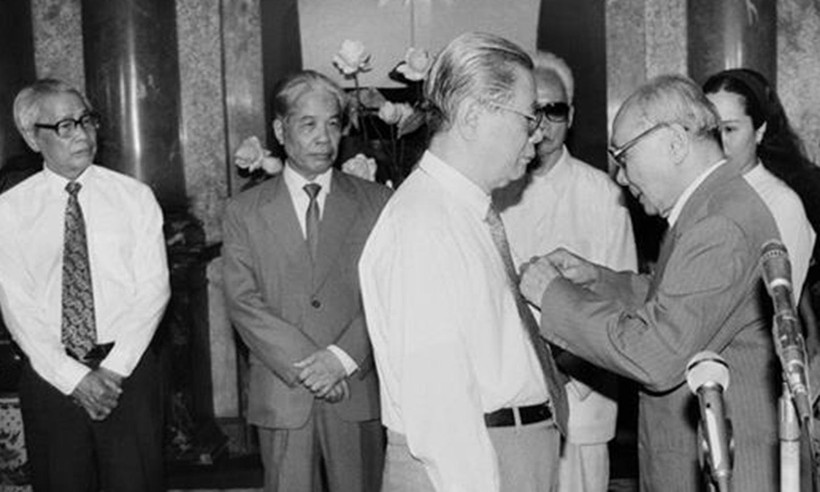 Tổng Bí thư Nguyễn Văn Linh nhận Huân chương Sao Vàng. 