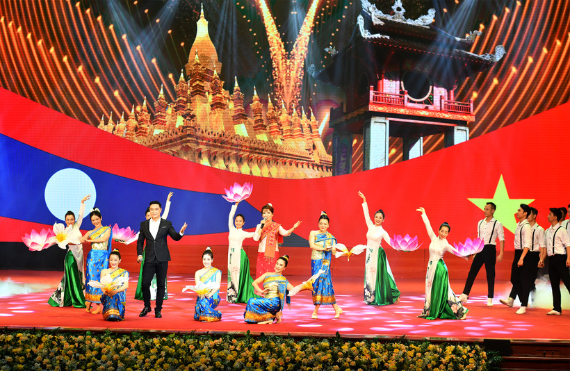 Một tiết mục văn nghệ tại Lễ kỷ niệm 60 năm Ngày thiết lập quan hệ ngoại giao và 45 năm Ngày ký Hiệp ước Hữu nghị và Hợp tác Việt Nam-Lào. Ảnh: Đăng Khoa