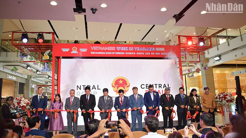 Lễ cắt băng khai mạc Tuần hàng Việt Nam tại Thái Lan năm 2023. (Ảnh: Đinh Trường)