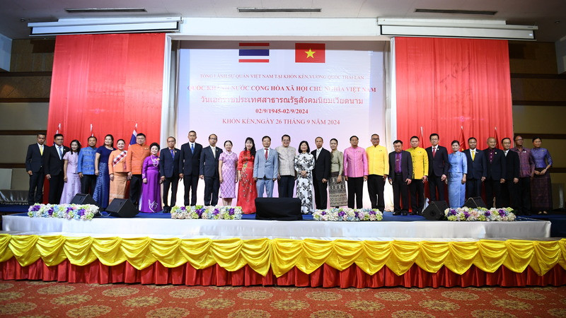 Các đại biểu dự lễ chụp ảnh lưu niệm. (Ảnh: XUÂN SƠN) 