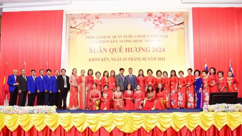 Các đại biểu tham dự chương trình chụp ảnh lưu niệm.