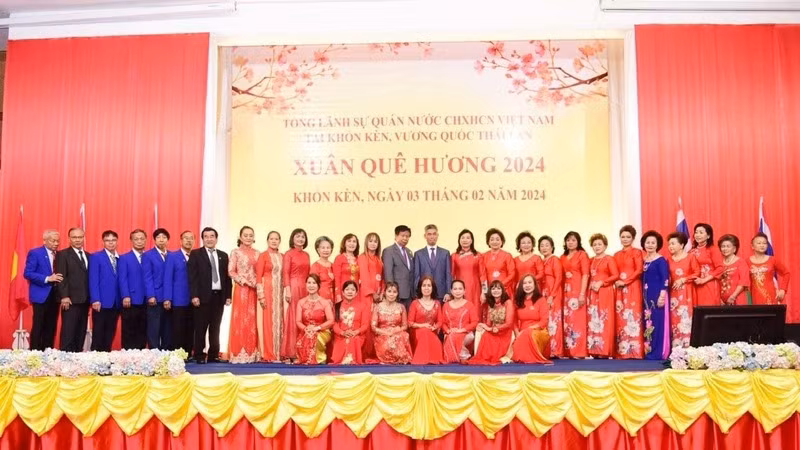 Các đại biểu tham dự chương trình chụp ảnh lưu niệm.