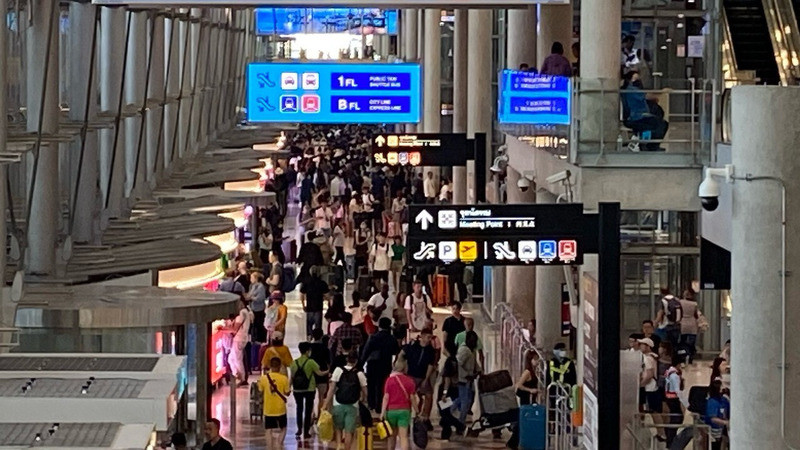 Từ đầu năm đến nay, sân bay quốc tế Suvarnabhumi của Thái Lan luôn đông nghịt du khách nhập cảnh. (Ảnh: XUÂN SƠN)